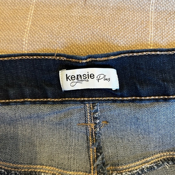Kensie Plus Straight Leg Jean. Size 20. Like new condition, only worn twice. - Picture 3 of 4